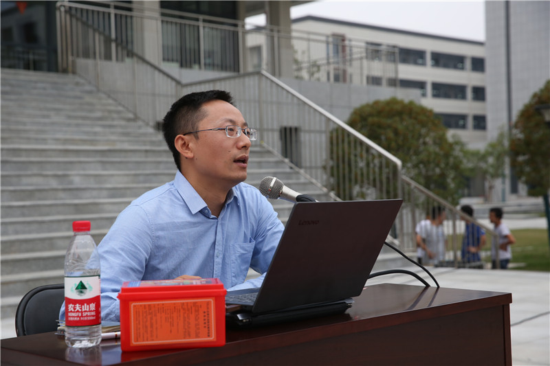 1601371174140662.png 襄陽清大東方消防學(xué)校的曾常云老師做消防安全講座.png