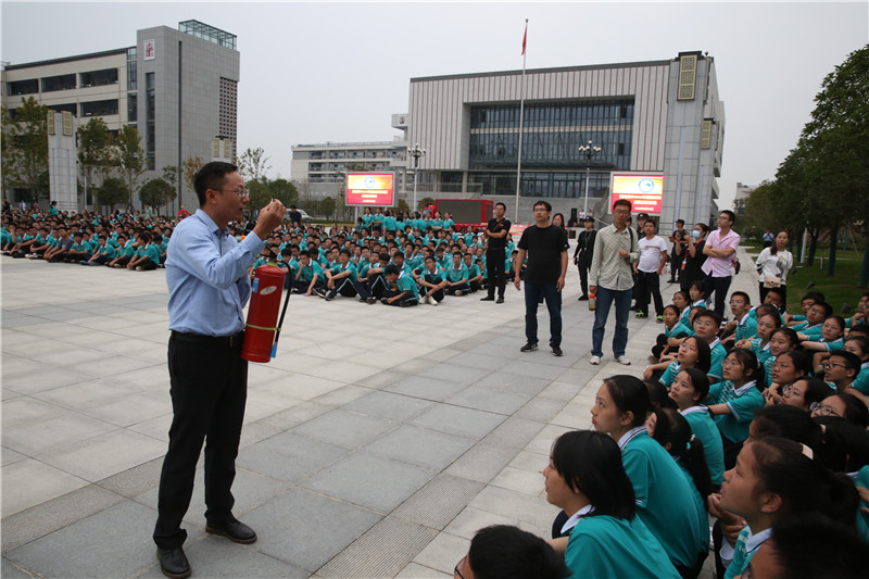 1601371256131629.png 曾常云老師現(xiàn)場為大家講解如何使用滅火器.png