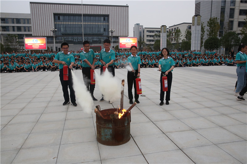 1601371316218171.png 學(xué)生親手操作滅火器撲滅明火.png