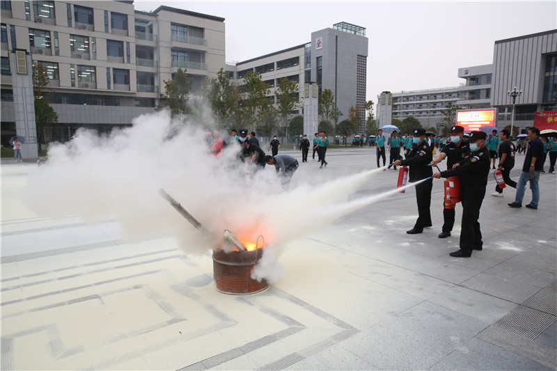 1601371345684420.png 后勤工作人員操作滅火器撲滅明火.png