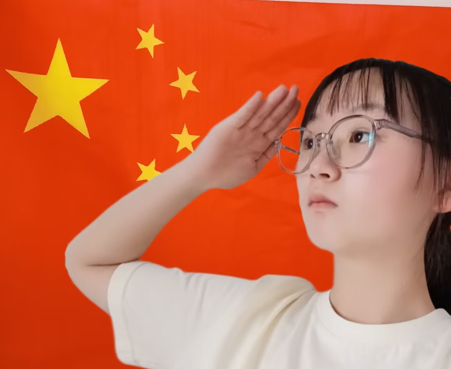 1665146647674824.jpg 我和國旗和個影9班程煜博.jpg