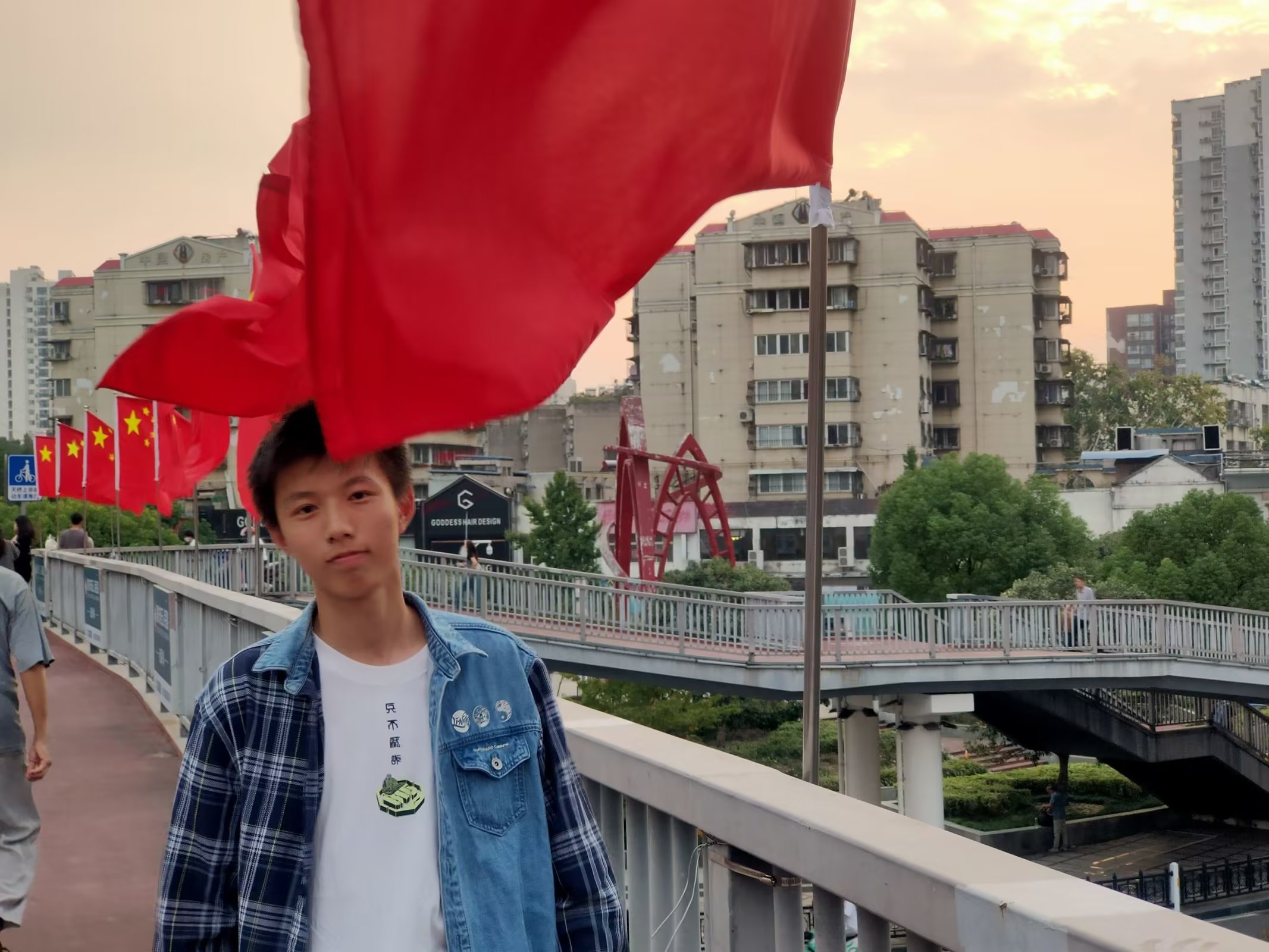 1665146806121866.jpeg 我和國旗合個影26班秦藝軒.jpeg